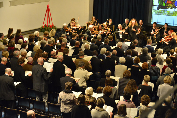 Beim 1. Miesbacher Singalong stimmten über 200 Sängerinnen und Sänger das Weihnachtsoratorium an. Foto: Petra Kurbjuhn