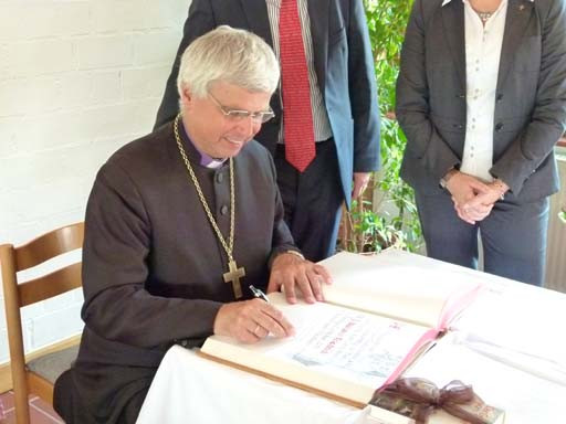 Besuch von Landesbischof Friedrich zum 100. Geburtstag der Apostelkirche - Eintrag ins Goldene Buch der Stadt