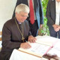 Besuch von Landesbischof Friedrich zum 100. Geburtstag der Apostelkirche - Eintrag ins Goldene Buch der Stadt